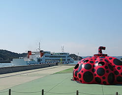 直島町宮浦港を往来するフェリー