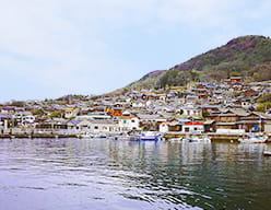 海上から見渡す男木島