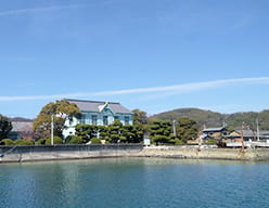 海上から眺める粟島海洋記念館