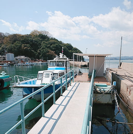 石島の定期船乗り場に係船している船シーガル