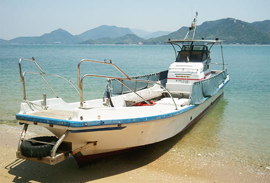 砂浜に着岸している作業船川西丸