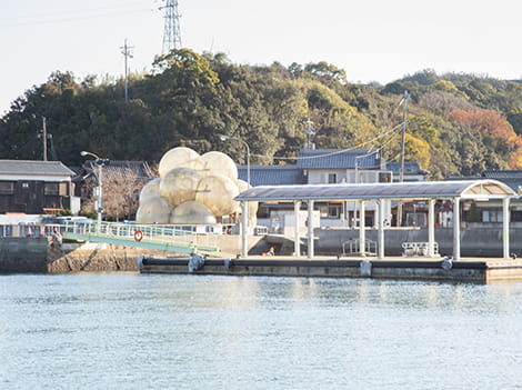 海側から見た本村港の桟橋とアート作品の本村港ターミナル