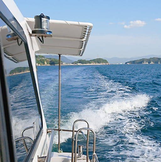 水しぶきをあげながら海原を疾走している船シーガル