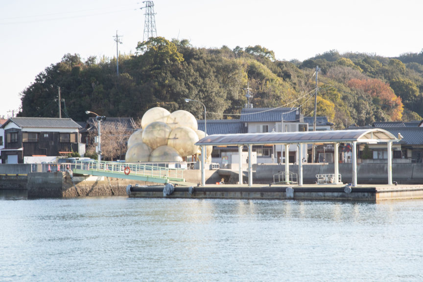 船から見た本村港の町並みの様子