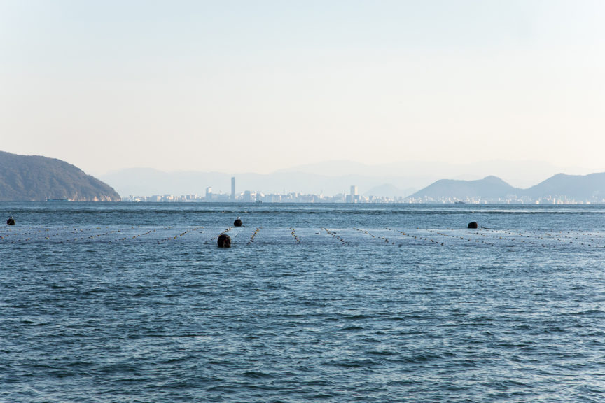 瀬戸内海の大海原と遠くに見える高松の町並み