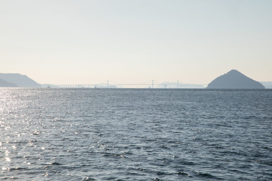 遠くに見える瀬戸大橋と大槌島