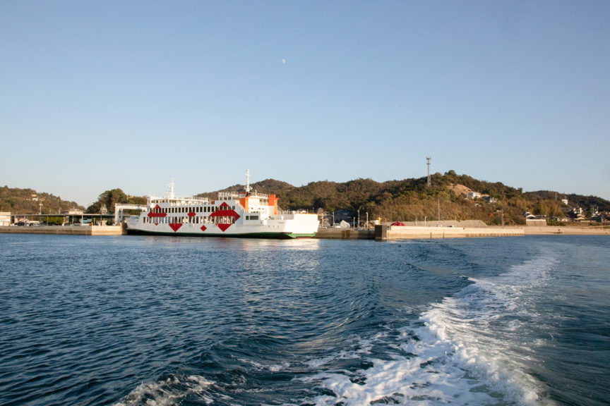 海から見たフェリーと宮浦港