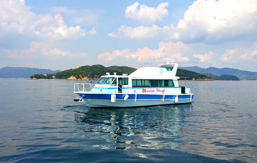 瀬戸内海に浮かぶ、大型クルーズ船のマリンストーク
