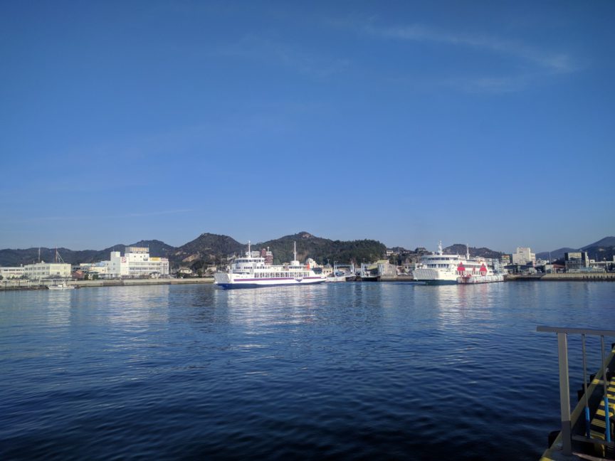 海から見た宇野港と直島行きの停泊中のフェリー